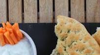Receta de Focaccia de tomillo y romero con tzatziki Receta de Focaccia de tomillo y romero con tzatziki