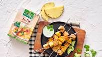 Espetadas de Tofu Fumado com Abacaxi e Molho Tzatziki Espetadas de Tofu Fumado com Abacaxi e Molho Tzatziki