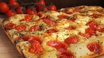Focaccia veloce con maasdam e pomodorini Focaccia veloce con maasdam e pomodorini