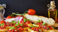 Brusquetas de tomate, ajo y albahaca Brusquetas de tomate, ajo y albahaca
