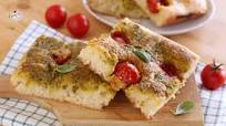 Focaccia con pesto e pomodorini Focaccia con pesto e pomodorini