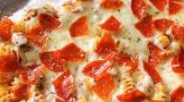 Pepperoni Pizza Pasta Bake (Easy Pizza Casserole) Pepperoni Pizza Pasta Bake (Easy Pizza Casserole)