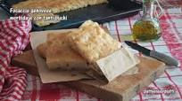 Focaccia genovese morbida e con tanti buchi Focaccia genovese morbida e con tanti buchi