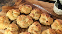 Easy Garlic Knots Easy Garlic Knots