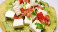 Tostaditas de panela con aguacate y jitomate Tostaditas de panela con aguacate y jitomate