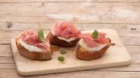 Crostini mozzarella e prosciutto Crostini mozzarella e prosciutto