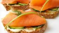 Crostini di ricotta aromatizzata al pesto, rughetta e salmone affumicato - (3.4/5) Crostini di ricotta aromatizzata al pesto, rughetta e salmone affumicato - (3.4/5)