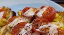 Tostas de huevo, tomate y queso Tostas de huevo, tomate y queso