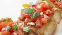 Bruschetta com tomate e manjericão Bruschetta com tomate e manjericão