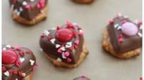 Valentine's Day Chocolate Pretzel Treats Valentine's Day Chocolate Pretzel Treats