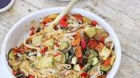 Noodles de arroz con verduras y salsa de soja Noodles de arroz con verduras y salsa de soja