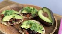 Tostadas de Flor de Jamaica y salsa verde cruda Tostadas de Flor de Jamaica y salsa verde cruda