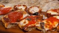 Yummy Essentials: Garlic Bread Ciabatta Pizza Yummy Essentials: Garlic Bread Ciabatta Pizza