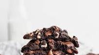 (Crumbl) Triple Chocolate Chip Cookies (Crumbl) Triple Chocolate Chip Cookies