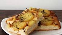 Focaccia con patate e rosmarino Focaccia con patate e rosmarino