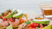 Tostadas mexicanas de camarones con salsa y aguacate Tostadas mexicanas de camarones con salsa y aguacate