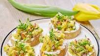 Bruschetta met mango-avocadosalsa en geitenkaas Bruschetta met mango-avocadosalsa en geitenkaas