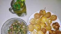 Golgappa with spicy potato-chana masala and spicy flavored water Golgappa with spicy potato-chana masala and spicy flavored water