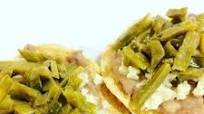 Tostadas de nopales y frijoles Tostadas de nopales y frijoles