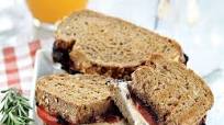 Beyaz Peynirli Ve Domatesli Tost Beyaz Peynirli Ve Domatesli Tost