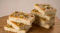 Focaccia alle olive e rosmarino Focaccia alle olive e rosmarino