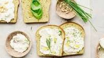 Tostadas de albahaca con queso crema de hierbas, nueces y aceite de limón Tostadas de albahaca con queso crema de hierbas, nueces y aceite de limón