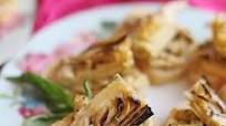 Crostini recipe with hummus, artichokes, and marinated cashews Crostini recipe with hummus, artichokes, and marinated cashews