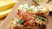 Bruschetta di prosciutto di montagna e parmigiano Bruschetta di prosciutto di montagna e parmigiano