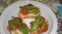 Bruschette con asiago, pomodorini e rucola Bruschette con asiago, pomodorini e rucola