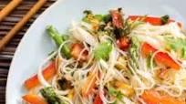 Chop suey de verduras con tallarines de arroz Chop suey de verduras con tallarines de arroz