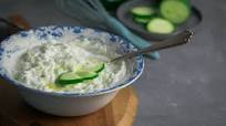 Cremiger Tzatziki - ganz einfach selbst zubereitet Cremiger Tzatziki - ganz einfach selbst zubereitet
