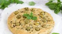 Focaccia al Basilico e Olive con Lievito Istantaneo Focaccia al Basilico e Olive con Lievito Istantaneo