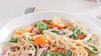 Linguines aux tomates, pois mange-tout et tzatziki Linguines aux tomates, pois mange-tout et tzatziki