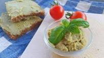 Basilikum-Hummus mit Knoblauch – als Brotaufstrich, Dip oder zum Verfeinern! Basilikum-Hummus mit Knoblauch – als Brotaufstrich, Dip oder zum Verfeinern!