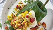 Porque no todo es chile en nogada: chile poblano relleno de pollo, elote y frutos secos Porque no todo es chile en nogada: chile poblano relleno de pollo, elote y frutos secos