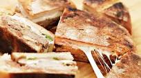 Sándwich estilo tirador de carnitas de cerdo y queso Oaxaca con frijoles refritos picantes y receta de cebollas moradas en escabeche Sándwich estilo tirador de carnitas de cerdo y queso Oaxaca con frijoles refritos picantes y receta de cebollas moradas en escabeche