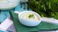 Tzatziki, la sauce grecque au concombre et au yaourt Tzatziki, la sauce grecque au concombre et au yaourt