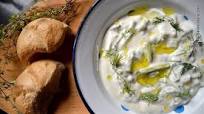 Sos Tzatziki din iaurt cu castraveti si usturoi Sos Tzatziki din iaurt cu castraveti si usturoi