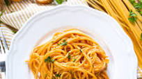 Creamy Garlic & Paprika Spaghetti | Espaguetis al Pimentón Recipe Creamy Garlic & Paprika Spaghetti | Espaguetis al Pimentón Recipe