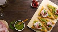 Focaccia con pesto genovese e pomodorini secchi Focaccia con pesto genovese e pomodorini secchi