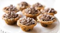 Chocolate Chip Cookie Cups with Chocolate Cream Chocolate Chip Cookie Cups with Chocolate Cream