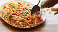 Spaghetti With Fresh Tomato and Basil Sauce