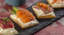 Montaditos de queso con salmón, gamba, mojama y bresaola Montaditos de queso con salmón, gamba, mojama y bresaola