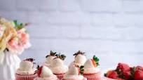 White Chocolate Covered Strawberry Cupcakes White Chocolate Covered Strawberry Cupcakes