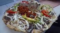 Tlayuda oaxaqueña de tasajo con chapulines. Receta fácil de comida tradicional mexicana Tlayuda oaxaqueña de tasajo con chapulines. Receta fácil de comida tradicional mexicana