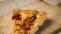 Focaccia barese: la ricetta per prepararla come il Panificio Fiore di Bari Vecchia Focaccia barese: la ricetta per prepararla come il Panificio Fiore di Bari Vecchia