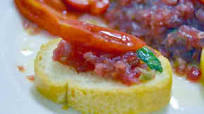 Crostino con tonno fresco, pomorodo e basilico Crostino con tonno fresco, pomorodo e basilico
