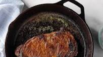 Cómo cocinar bistec en una sartén de hierro fundido Cómo cocinar bistec en una sartén de hierro fundido