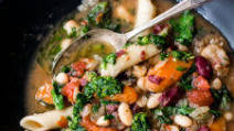 Instant Pot Minestrone soup ( Vegan!) Instant Pot Minestrone soup ( Vegan!)