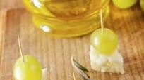 Spiedini di formaggio e uva Spiedini di formaggio e uva
